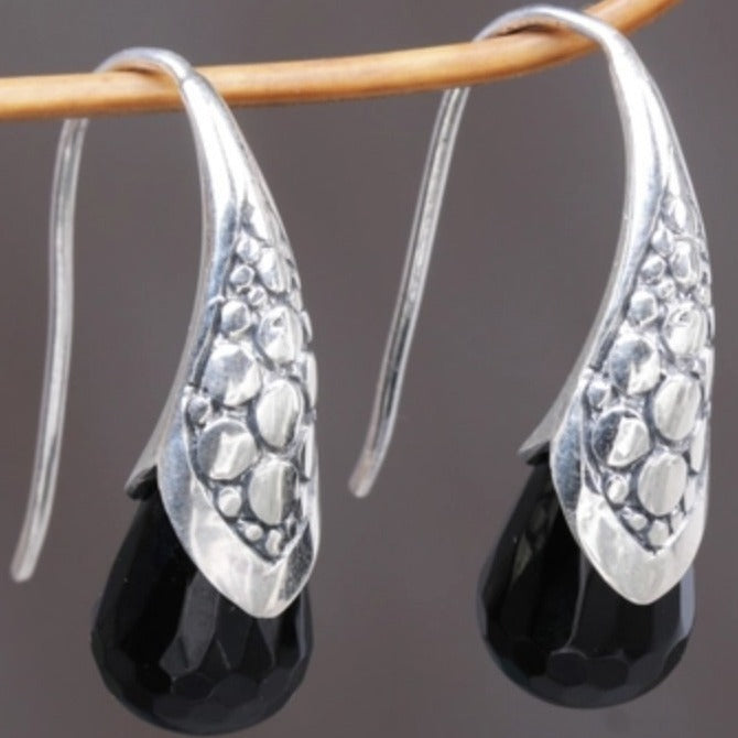 Elegant vintage earrings with black teardrop stone and creative carved metal design – timeless women’s jewelry.
